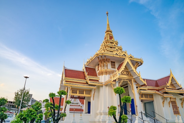 Crématoire blanc et or à Bangkok, Thaïlande.