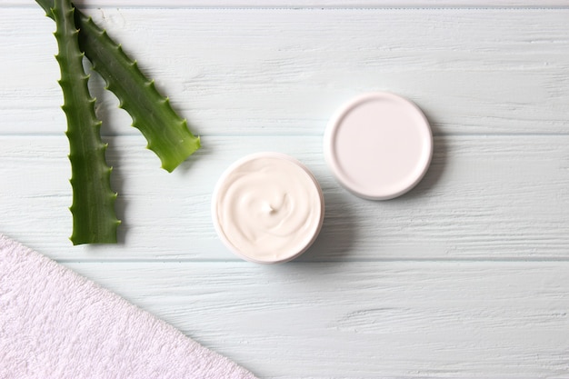 Crème à l'aloe vera sur fond clair soins de la peau à l'aloe vera