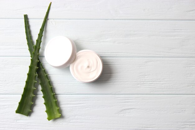 Crème à l'aloe vera sur fond clair soins de la peau à l'aloe vera