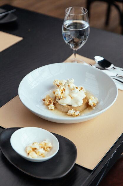 Crème au caramel avec de la crème qui garnit de Popcorn.