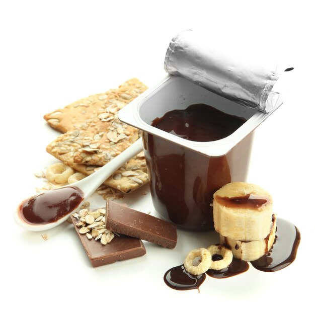 Crème au chocolat dans une tasse en plastique ouverte isolée sur blanc