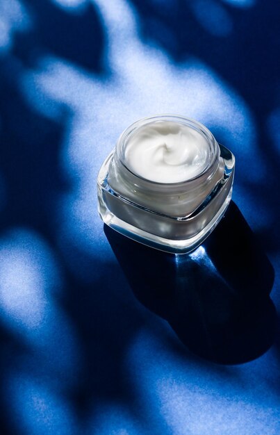 Crème de beauté hydratante pour les peaux sensibles spa de luxe cosmétique et produit de soin naturel propre sur fond bleu