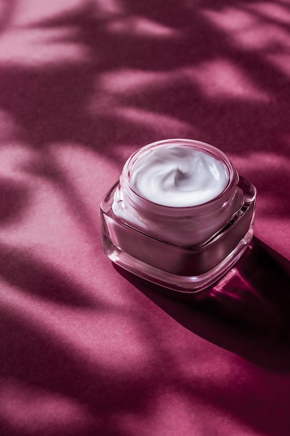 Crème de beauté hydratante pour les peaux sensibles spa de luxe cosmétique et produit de soin naturel propre sur fond rose