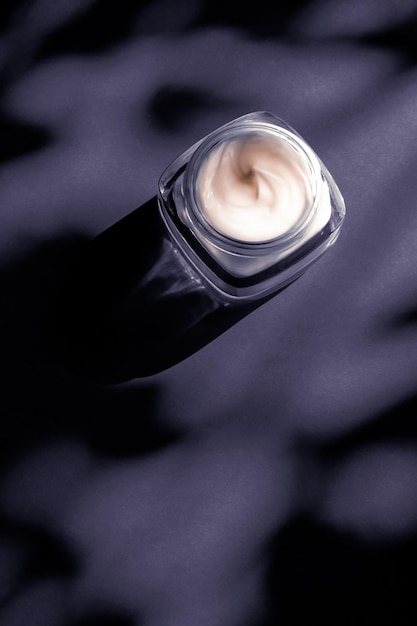 Crème de beauté hydratante pour les peaux sensibles spa de luxe cosmétique et produit de soin de la peau propre et naturel sur fond violet