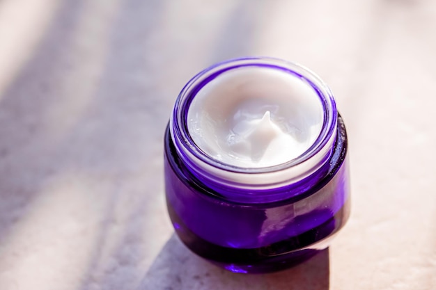 Crème de beauté hydratante soins de la peau et cosmétiques spa sur fond de pierre en été au coucher du soleil produit cosmétique et soins de la peau