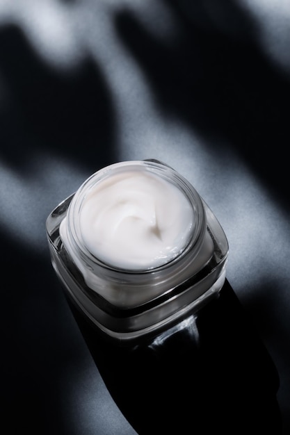 Crème de beauté pour le visage pour peau sensible hydratant spa de luxe cosmétique et produit de soin de teint naturel sur fond gris