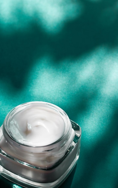 Crème de beauté pour le visage pour les peaux sensibles hydratante spa de luxe cosmétique et produit de soin de teint naturel sur fond émeraude