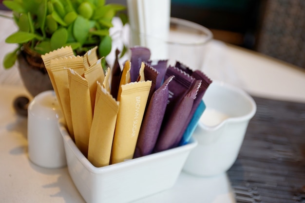 Crème blanche et sucre brun et lait pour ajouter dans le café servir sur la table.