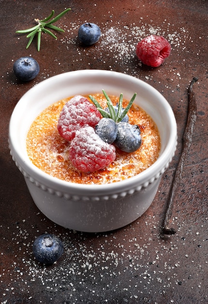 Crème brûlée aux baies et au bâton de vanille, gros plan