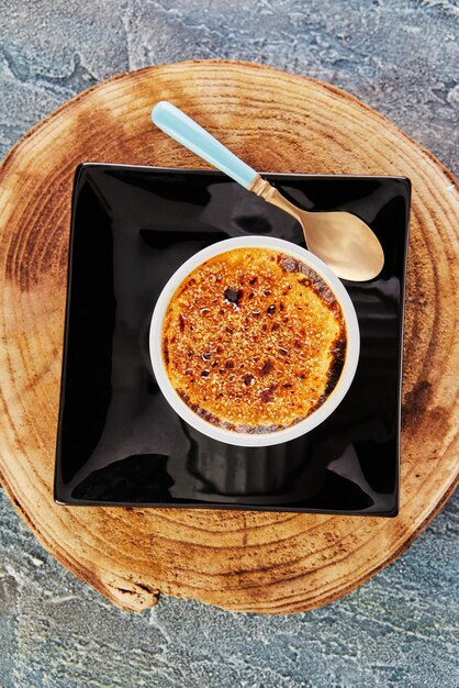 Crème brûlée aux champignons sous forme spéciale sur assiette avec cuillère