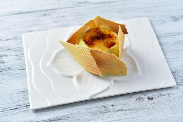 Crème brûlée aux pommes, glace gaufre, dessert froid