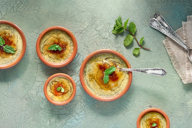 Crème brûlée, ou Crema Catalana, la variante espagnole de ce dessert à la crème traditionnel, préparé dans des plats traditionnels de cazuela