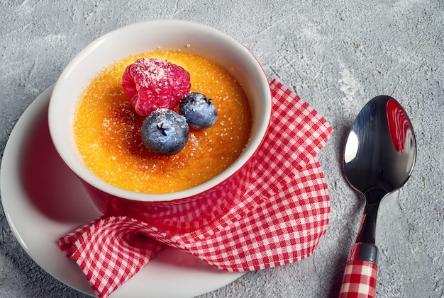 Crème brûlée à la framboise et myrtille