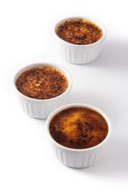 Crème Brûlée Maison Dans Un Bol Isolé Sur Fond Blanc