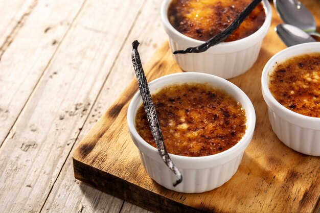 Crème brûlée maison dans un bol sur table en bois