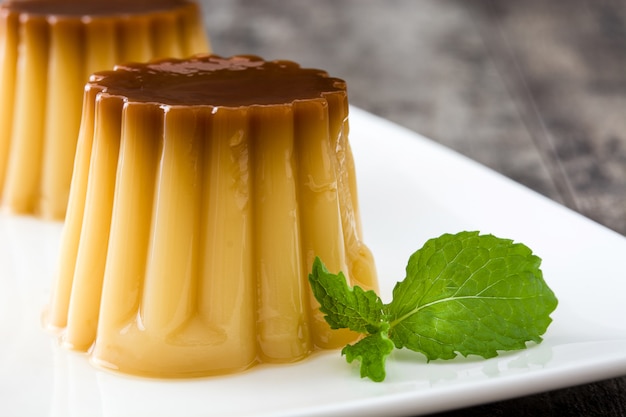 Crème caramel. Pudding aux œufs sur table en bois.