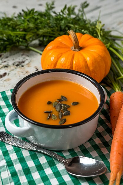 Crème de carottes sur bol