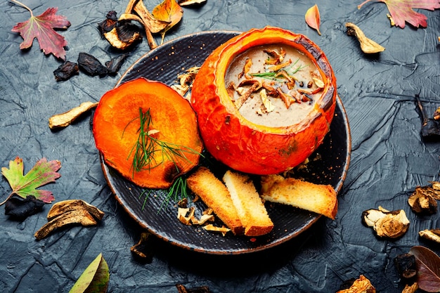 Crème de champignons maison à la citrouille.Soupe d'automne traditionnelle