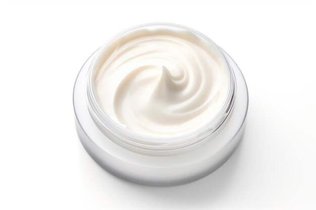 Crème cosmétique isolée sur fond blanc