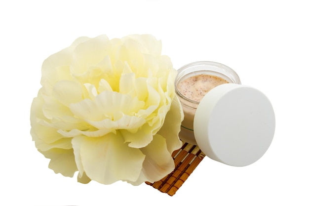 Crème cosmétique et soins de la peau spa fleur jaune ou soins capillaires ou soins du corps isolés sur blanc