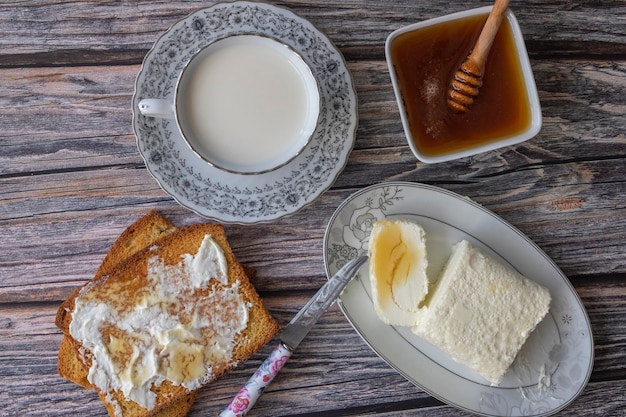 Crème (crème au beurre) pour le petit-déjeuner turc - Crème, miel et lait