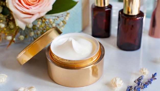 Crème faciale ouverte pot d'or soin de beauté du visage soin de la peau du visage table de beauté