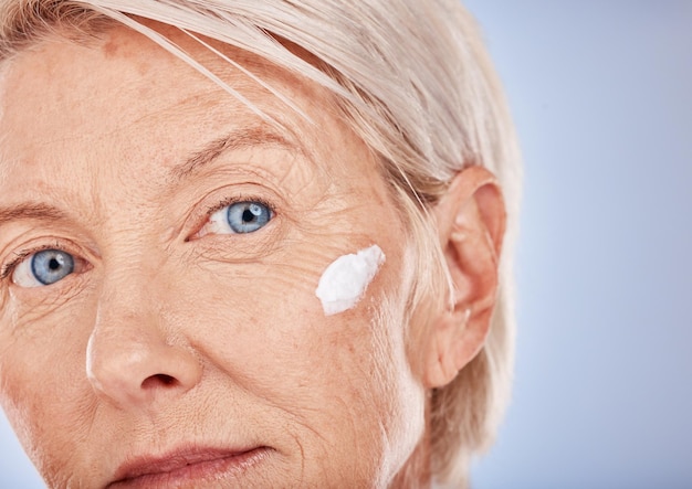Crème femme senior et soins de la peau lotion pour le visage crème solaire et produit de maquillage beauté bien-être ou cosmétiques anti-âge sur fond de studio