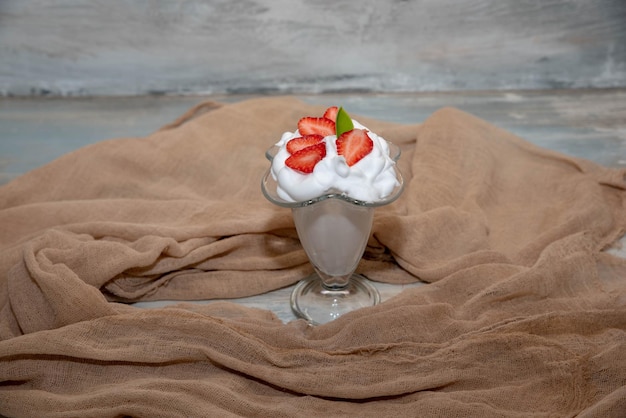 crème fouettée aux fraises dans un crémier en verre