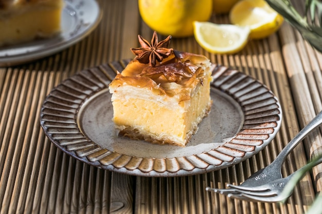 Crème de Galaktoboureko ou bougatsa Dessert traditionnel grec cuit dans une casserole avec du sirop, c'est ce qu'on appelle la tarte de Thessalonique Phyllo fait main farci de crème de semoule sucrée