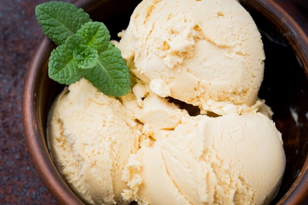 Crème glacée au caramel à la menthe.