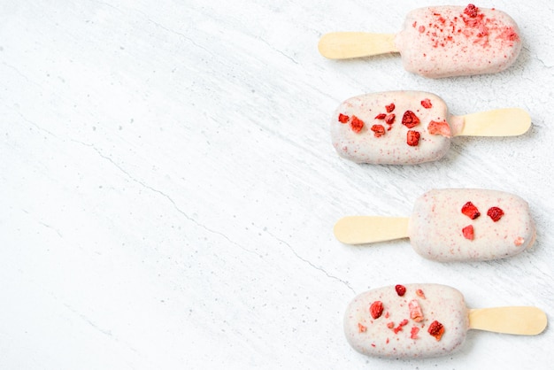 crème glacée au chocolat sur des bâtons avec des paillettes rouges