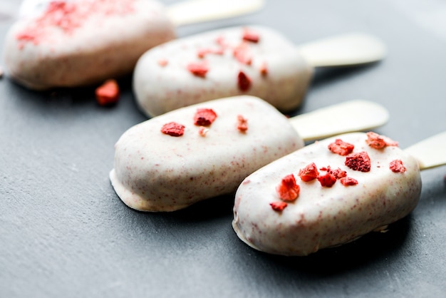 crème glacée au chocolat sur des bâtons avec des paillettes rouges