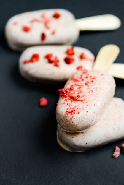 crème glacée au chocolat sur des bâtons avec des paillettes rouges