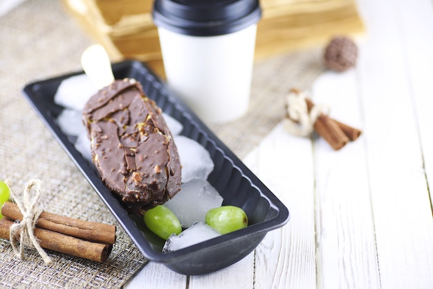 Crème glacée au chocolat dessert avec noix sur un bâton en bois