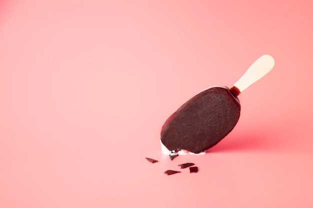 Crème glacée au chocolat et émiettée