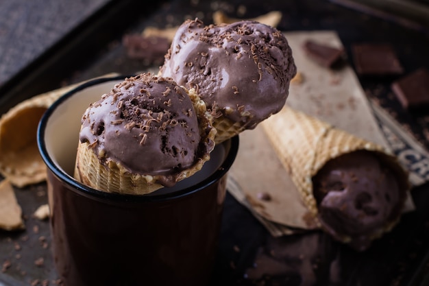 Crème glacée au chocolat faite maison dans des cônes de gaufres