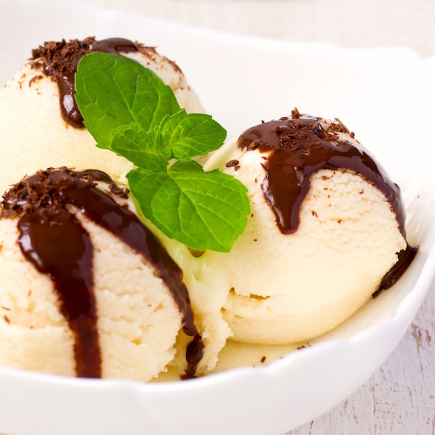 crème glacée au chocolat en gros plan de bol blanc