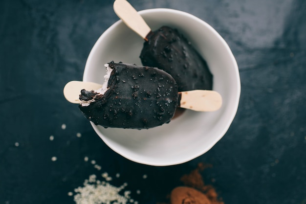 Crème glacée au chocolat noir sur un fond noir