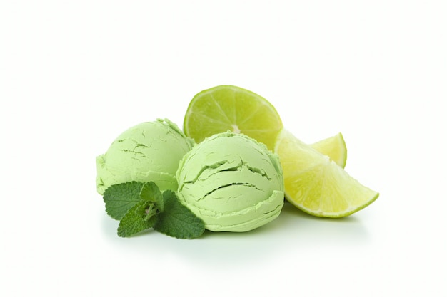 Crème glacée au citron vert isolé sur fond blanc