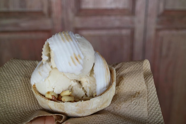 Crème glacée au lait de coco avec garniture à la viande de noix de coco et aux noix Dessert préféré de la cuisine thaïlandaise