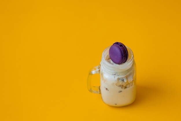 Crème glacée au macaron dans une coupe en verre jaune