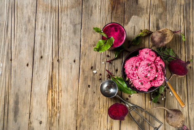 Crème glacée aux betteraves végétaliennes avec des gouttes de chocolat