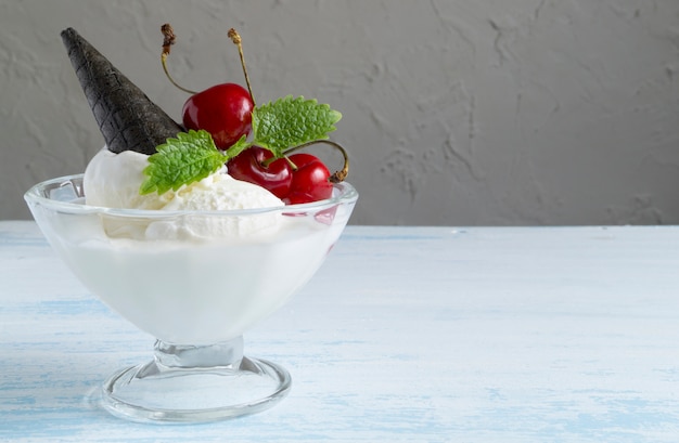 Crème glacée aux cerises. un dessert d&#39;été rafraîchissant