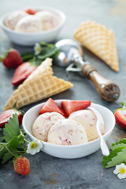 Photo de la crème glacée aux fraises avec des baies fraîches.