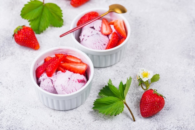 Crème glacée aux fraises dans un bol blanc