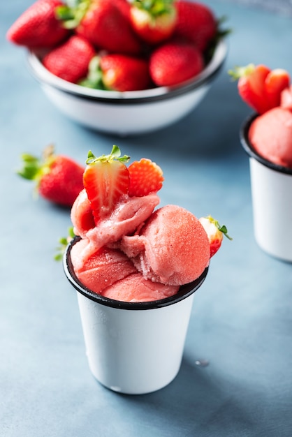 Crème glacée aux fraises d'été