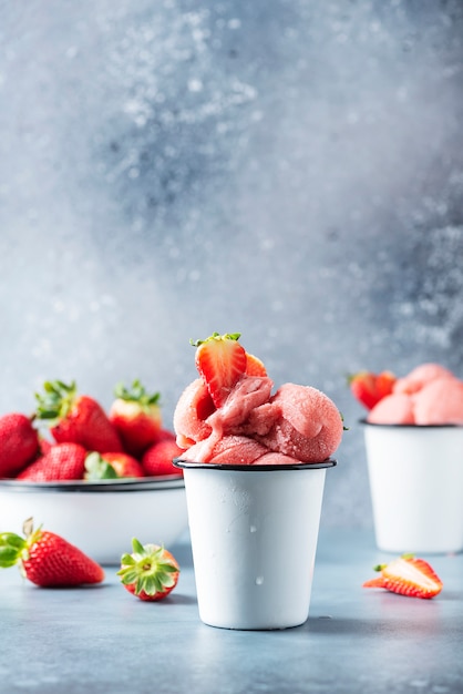 Crème glacée aux fraises d'été