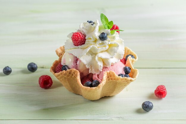 Crème glacée aux fruits frais et crème fouettée