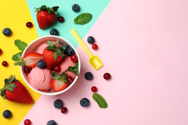 Crème glacée aux fruits et ingrédients sur la couleur