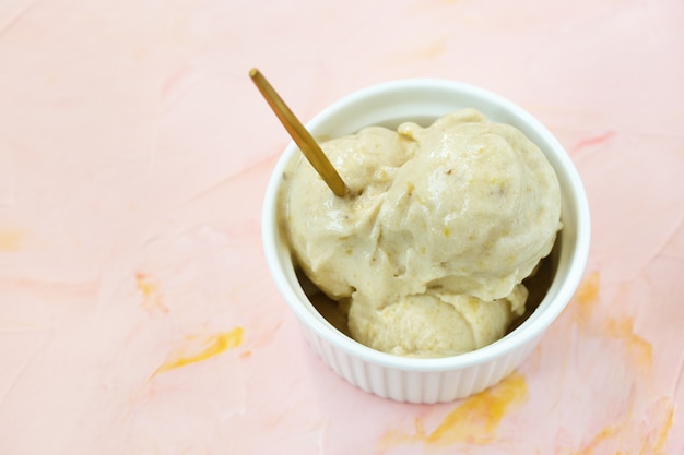 Crème glacée à la banane et à la mangue faite maison.